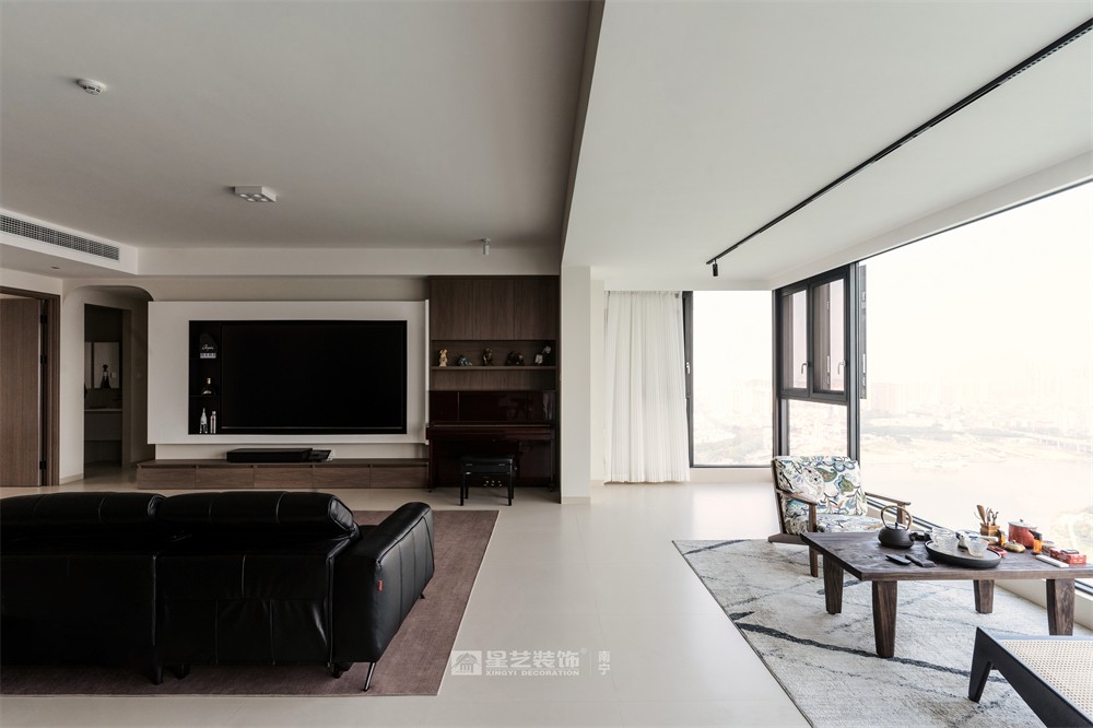 上水灣200平現(xiàn)代原木風(fēng)陽(yáng)臺(tái)裝修完工實(shí)景圖
